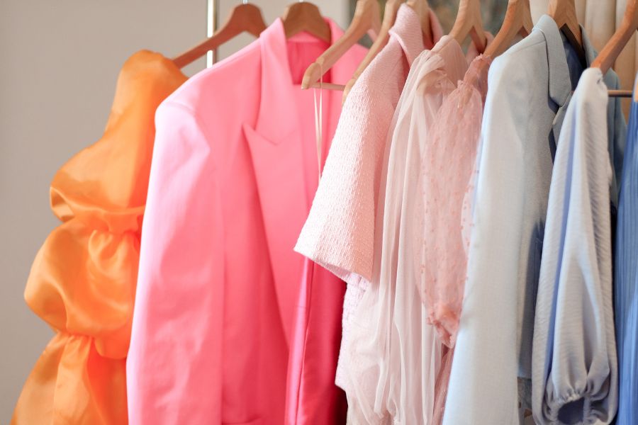 prendas de ropa en tonos blancos y rosados