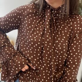 Blusa LUNARES y volantes chocolate