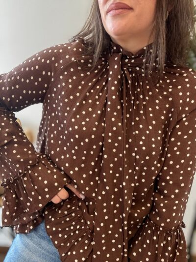 Blusa LUNARES y volantes chocolate