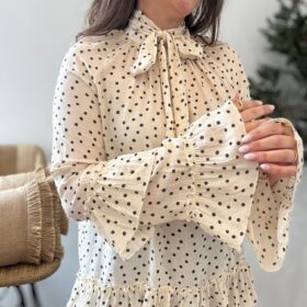 Blusa LUNARES y volantes beige