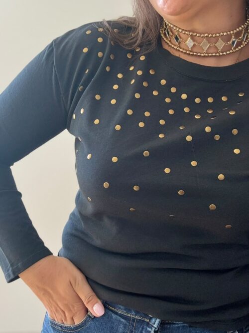 Camiseta TACHUELAS doradas negra